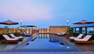 Agra_-_hotel_grand_mercure_pool