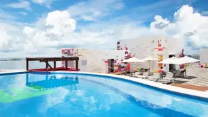 Aloft_piscina