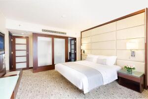 Hong_Kong_hotel_Regal_Kowloon_suite_royal