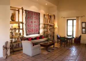 Hotel El Manantial del silencio, Biblioteca