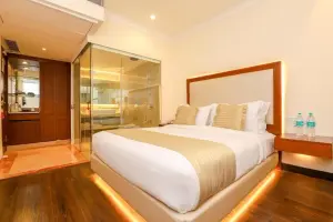 Hotel_The_Royal_Plaza_premium_deluxe_room