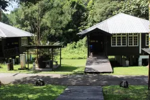 Matang Wildlife Center, forest lodge esterno
