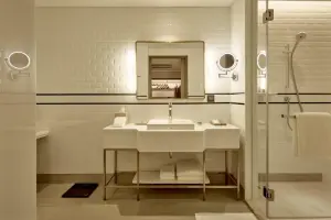 montien_surawong_bangkok_bathroom