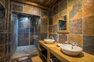 shiduli-private-game-lodge-karongwe-portfolio-drakensberg-mountain-range-perfect-family-getaway-gallery-bathroom