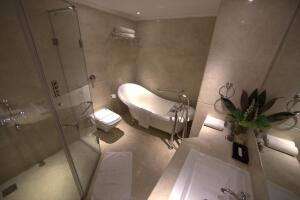 varanasi_hotel_clarks_bathroom