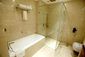 Varanasi_hotel_madin_bathroom
