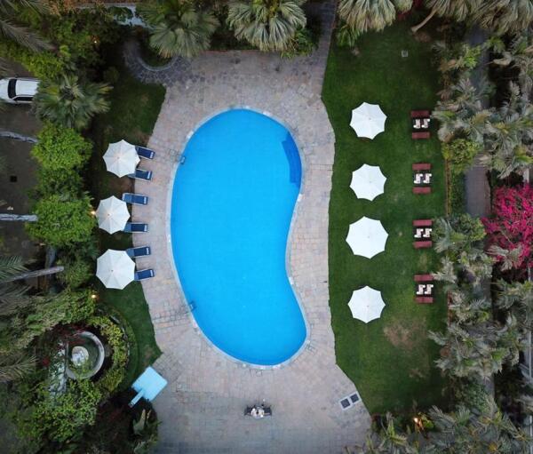 varanasi_hotel_clarks_pool