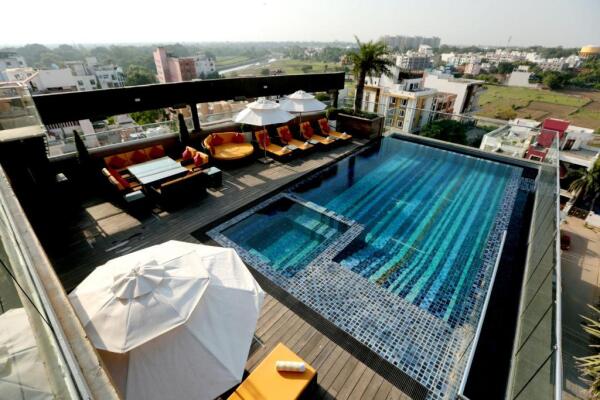 Varanasi_hotel_madin_pool