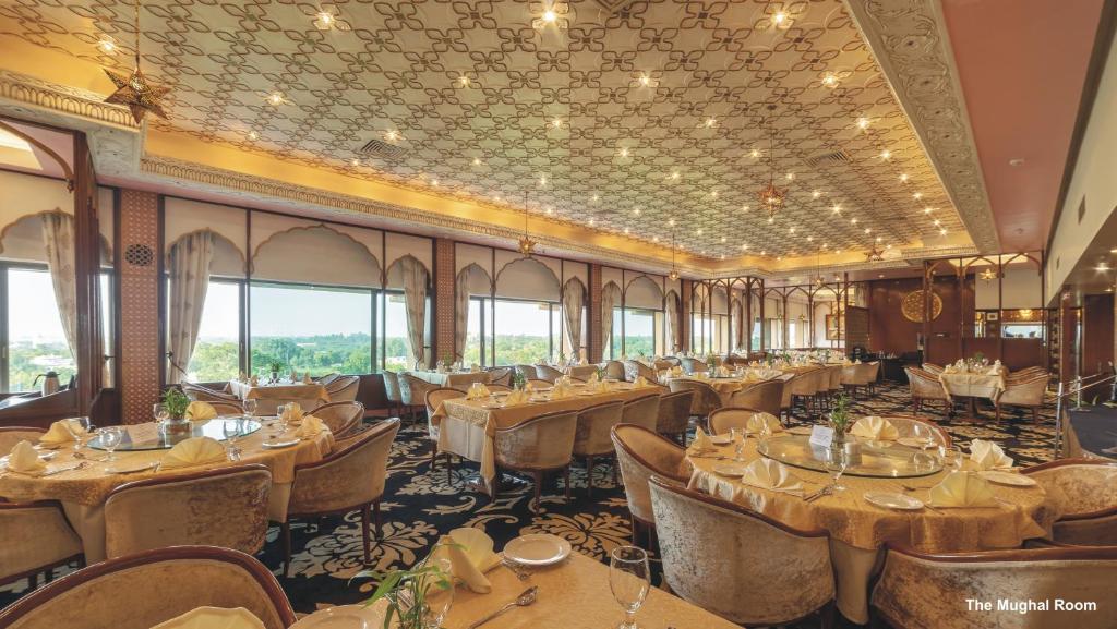 Agra_Clarks_Shiraz_hotel_3