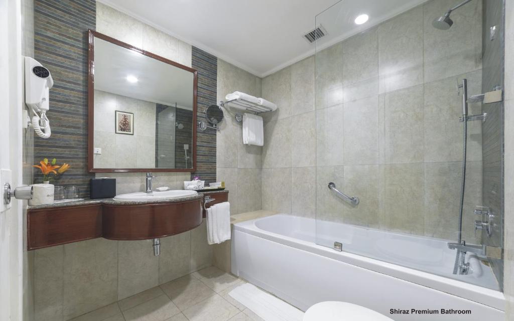 Agra_Clarks_Shiraz_hotel_bathroom