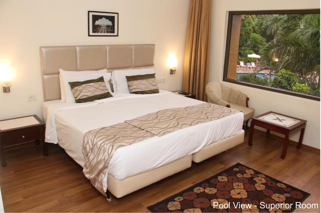 Agra_Clarks_Shiraz_hotel_superior_room_2