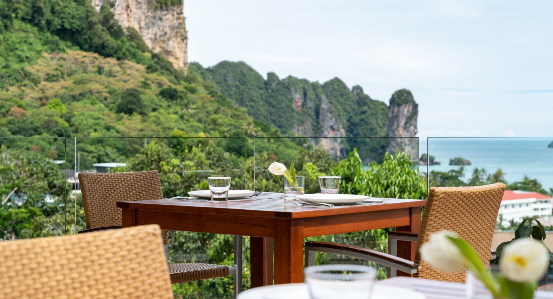 avani_ao_nang_cliff_krabi_resort_barlounge_orchid_pool_bar_table_setup2_closeup_seaview_1920x1037