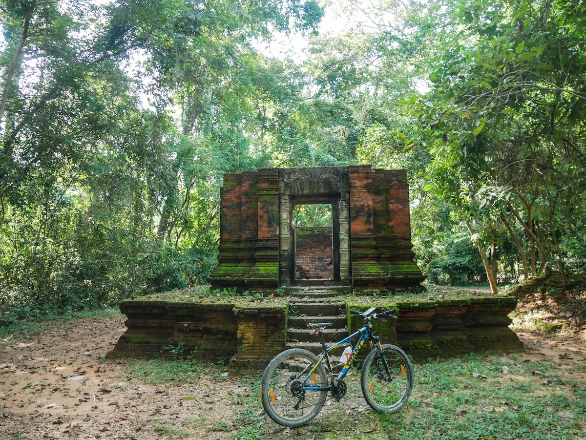 Easia_Travel_-_CAMBODIA_-_SIEM_REAP_-_Angkor_complex_Petit_tour_by_bike_-_0015-10__1_