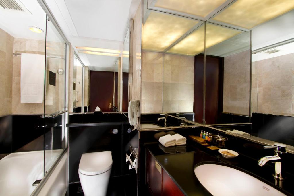 Hong_kong_hotel_Regal_Kowloon_bathroom