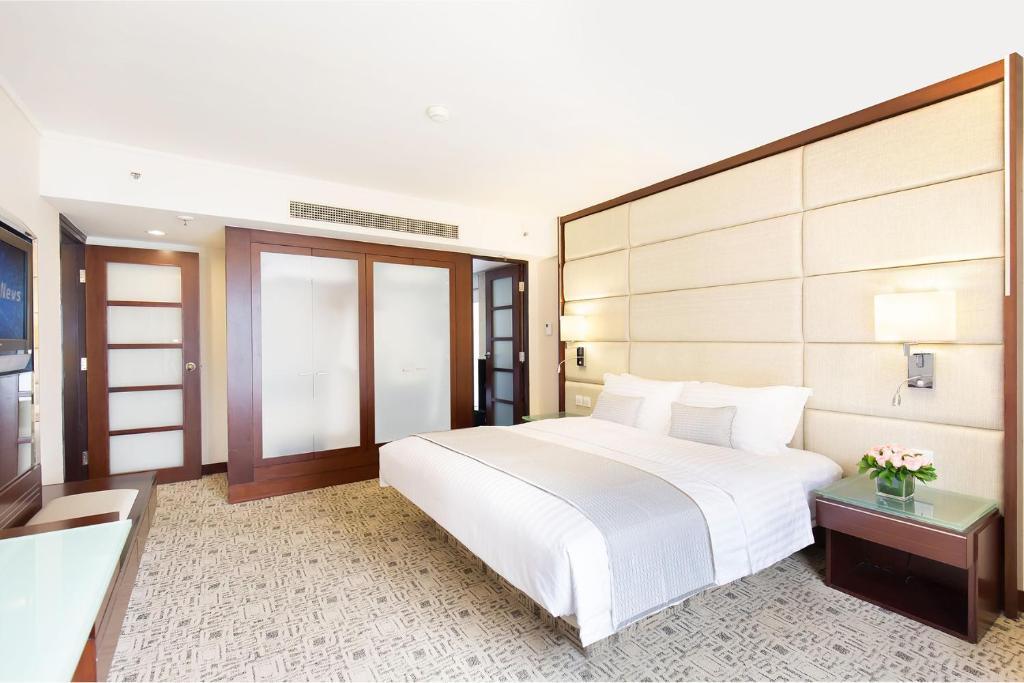 Hong_Kong_hotel_Regal_Kowloon_suite_royal