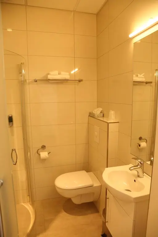 Hotel_Kjarnalundur_bagno