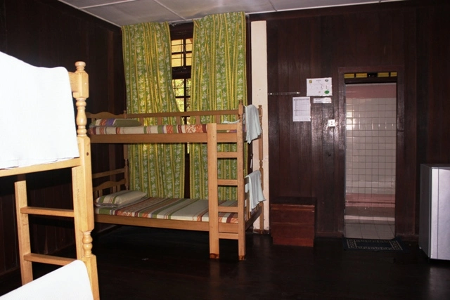 Matang Wildlife Center, forest hostel interni