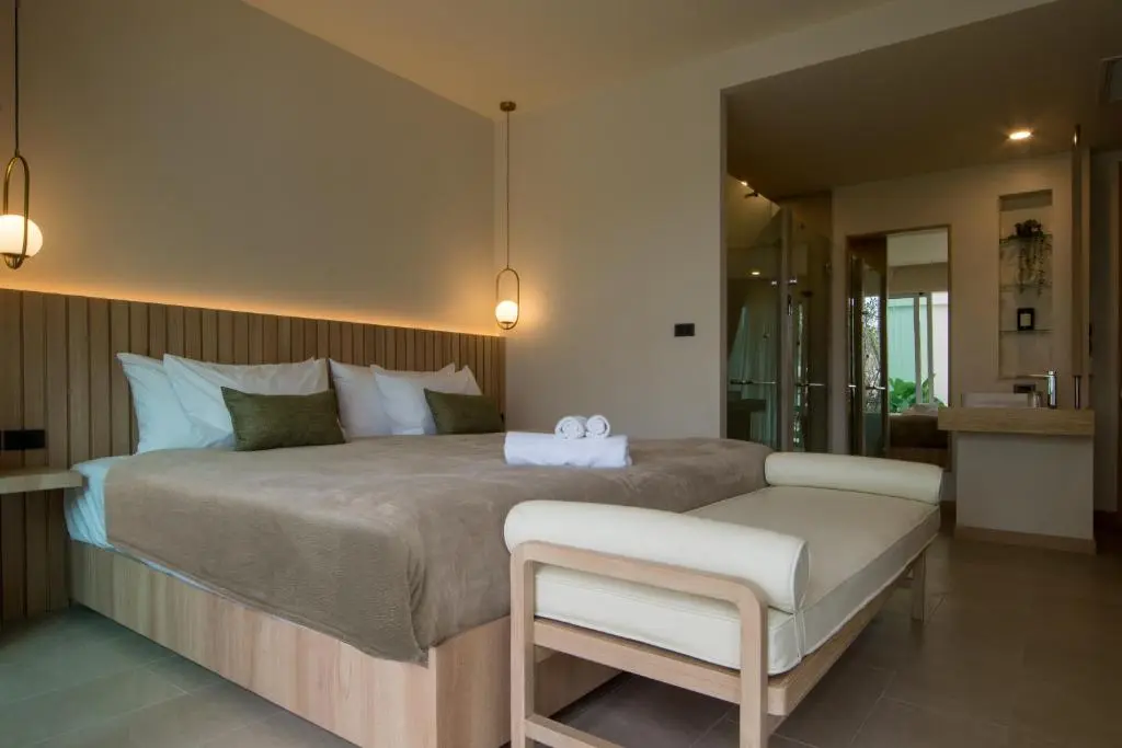 Niranapa_Deluxe_king_room_1
