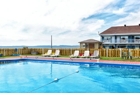Piscina_dell_Hostellerie_Baie_Bleue