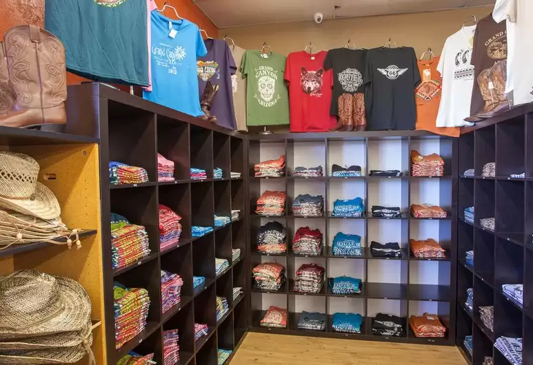 Red Feather Lodge, souvenir shop