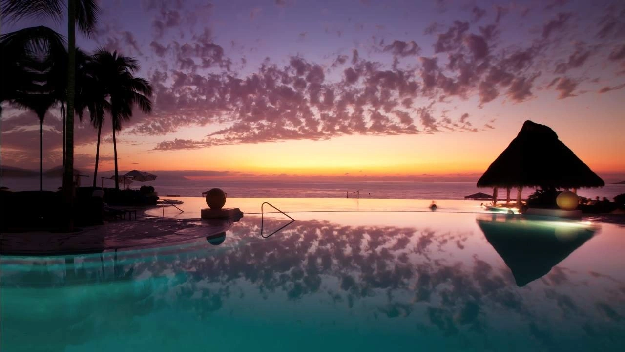 The_Royal_Sands_poolatsunset