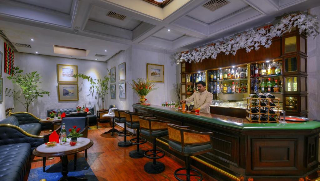 Varanasi_hotel_Clarks_bar