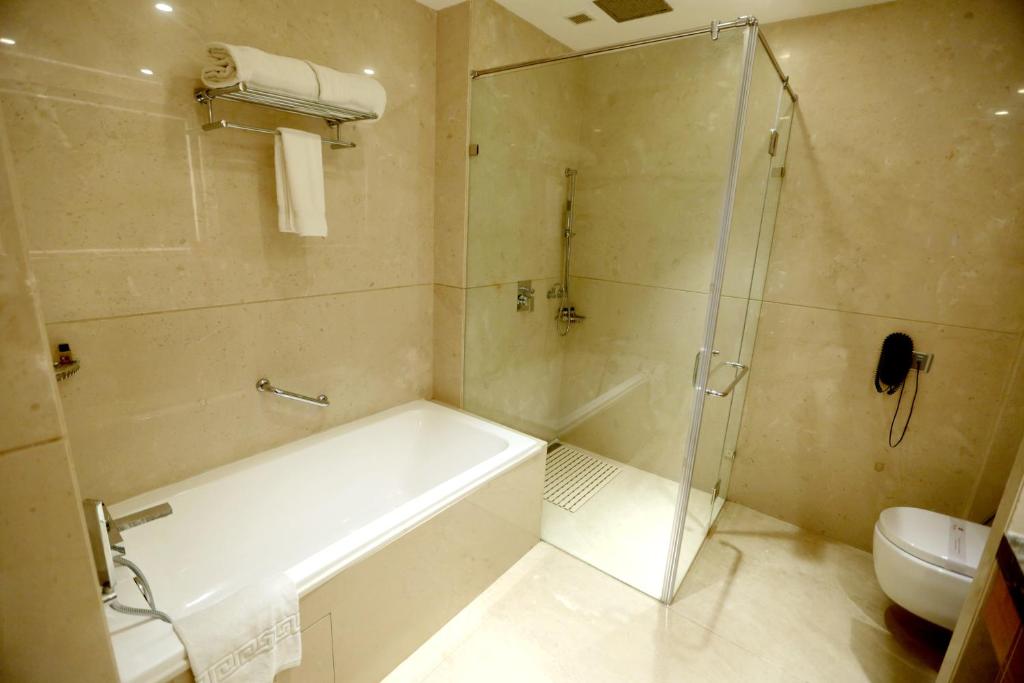 Varanasi_hotel_madin_bathroom