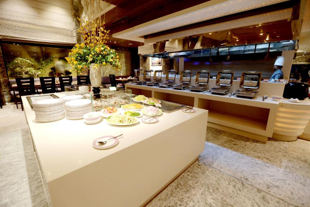 Varanasi_hotel_madin_buffet